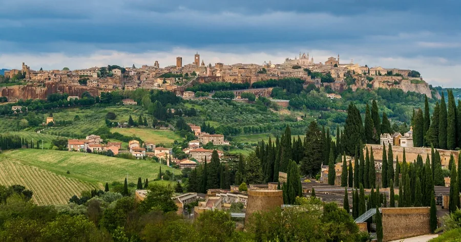 Panorama von Orvieto auf seinem Tufffelsen über Weinbergen und Zypressen